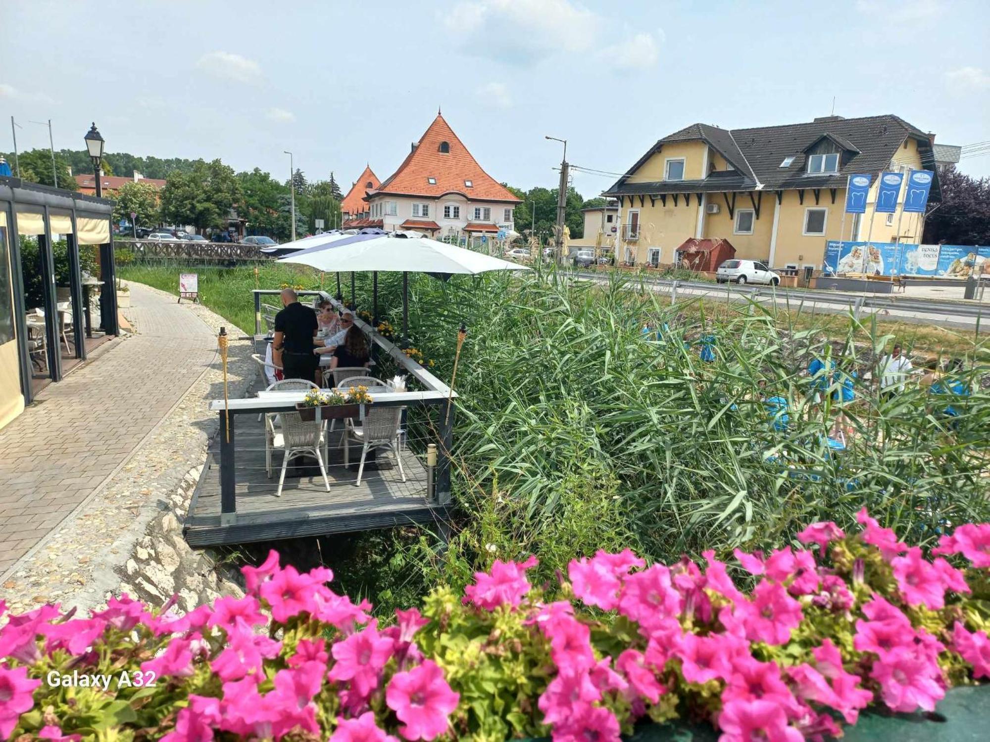 Monarchia Apartman Pearl Mosonmagyaróvár Exteriör bild