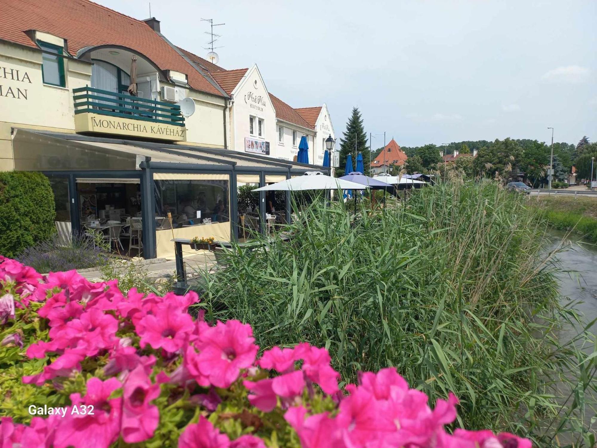 Monarchia Apartman Pearl Mosonmagyaróvár Exteriör bild